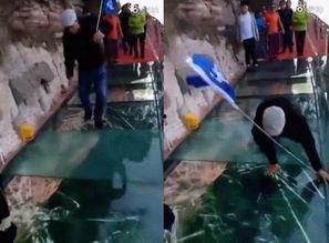 玻璃栈道上搞笑视频,搞笑视频笑翻网友