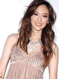 吴佩慈个人资料,星途璀璨的模特与母亲，多面人生掠影