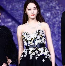 鹿晗偷看迪丽热巴照片,明星隐私边界何在？